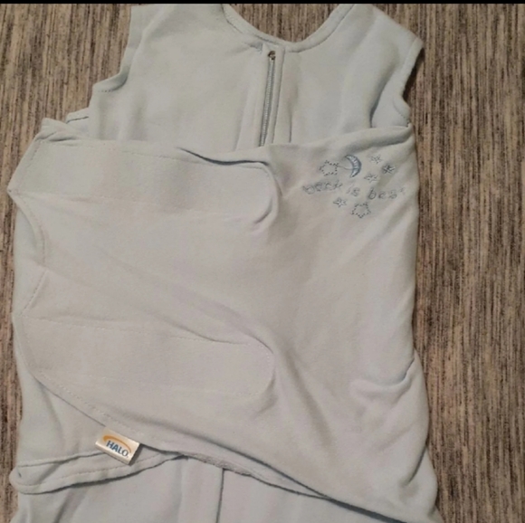 Halo Premiere bassinet and swaddles - Picture 7 of 8